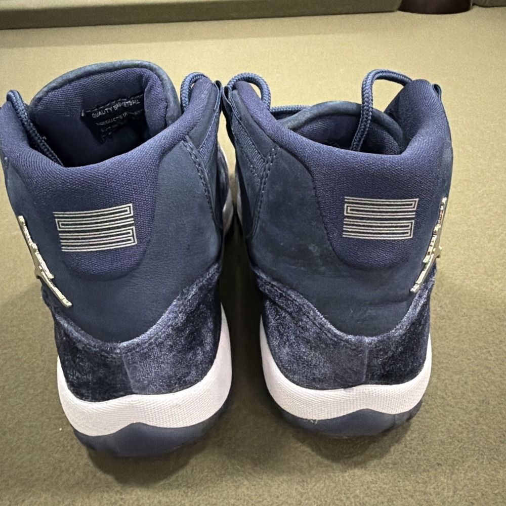 Nike Air Jordan 11 Retro Midnight Navy Velvet GS Size 8.5 US / 40 EU Sneakers - Picture 5 of 10